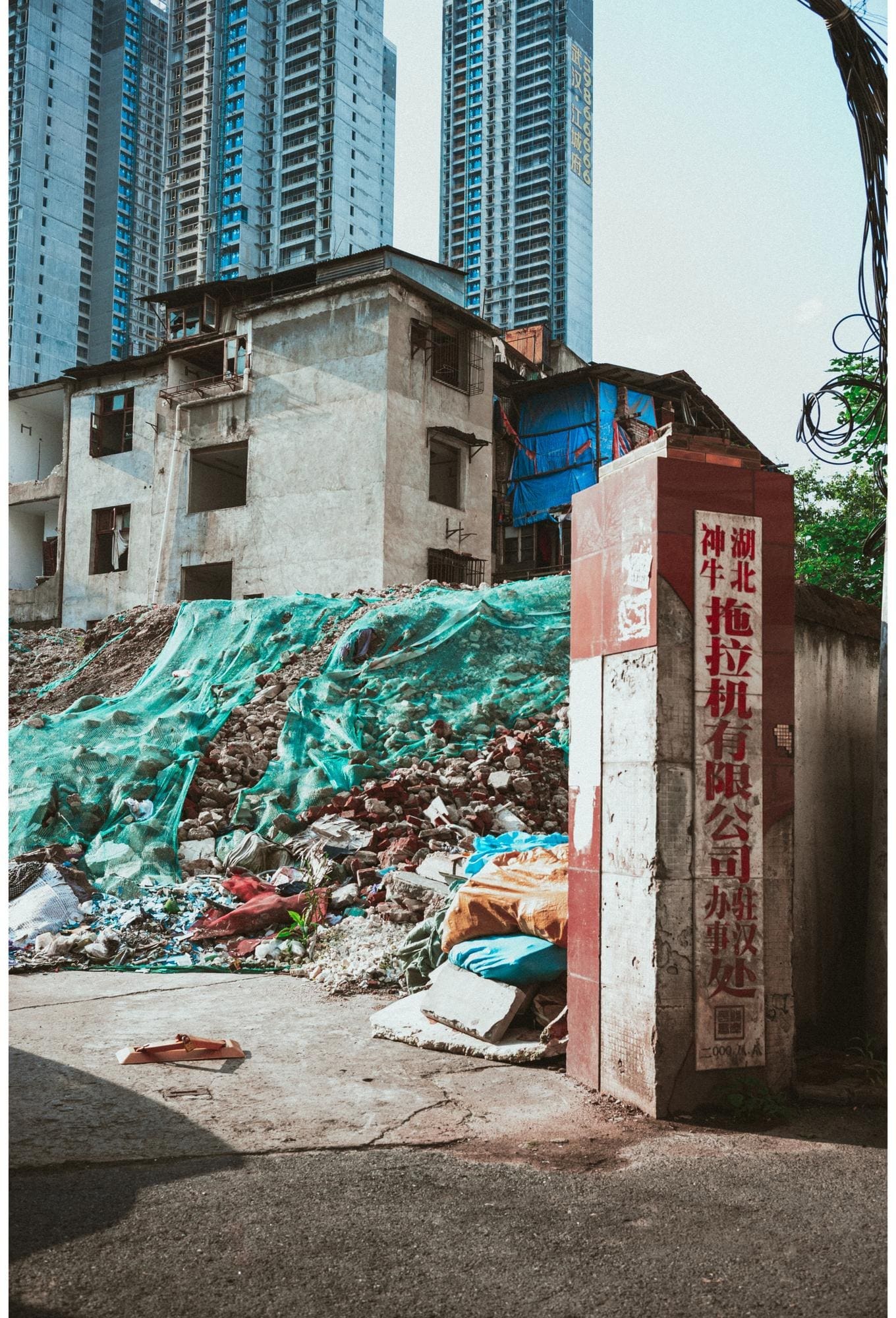 Street frame 142